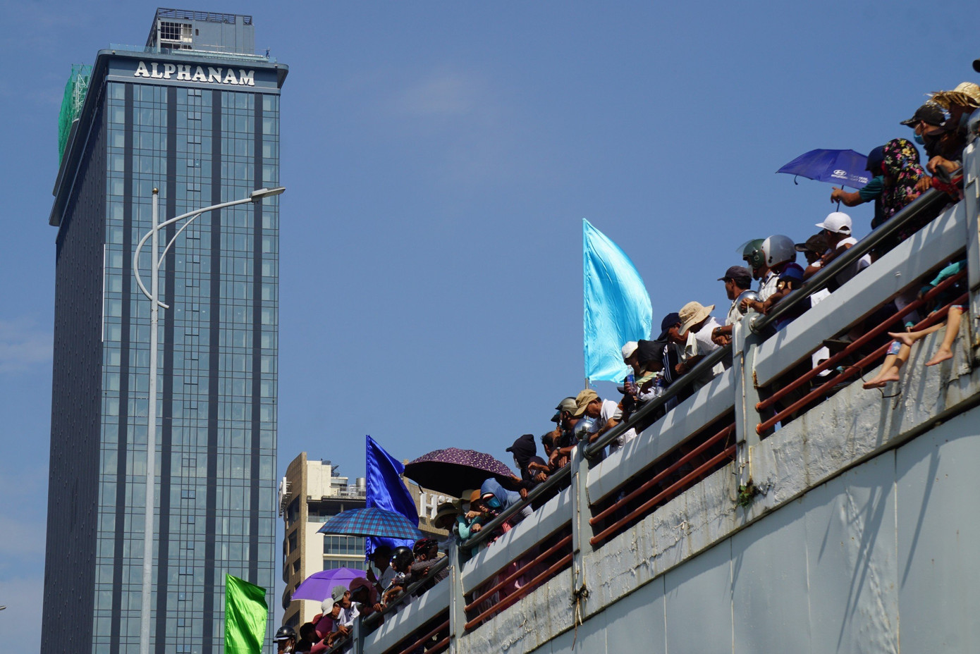 Cầu quay sông Hàn nêm chặt người dân và du khách khi cuộc đua bắt đầu. Cầu quay sông Hàn nêm chặt người dân và du khách khi cuộc đua bắt đầu.