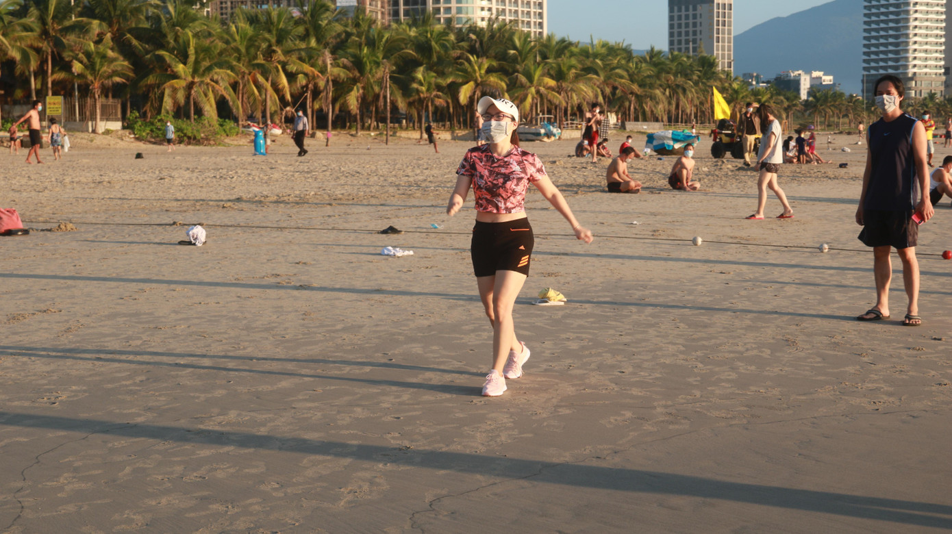 Tung tăng tập thể dục trên bãi biển trong nắng ban mai.