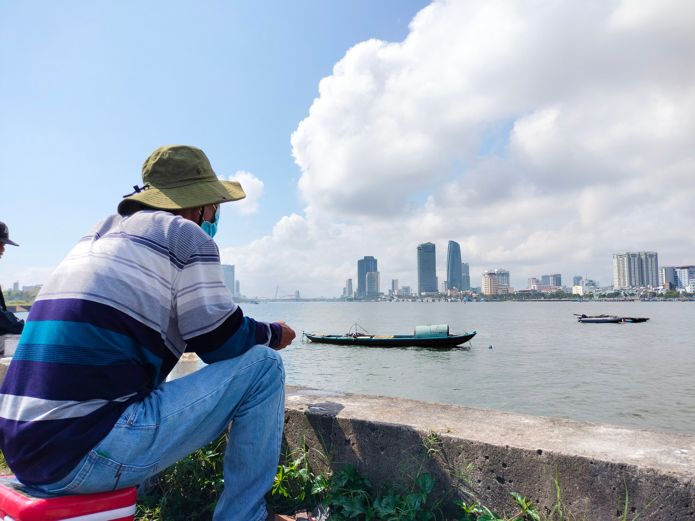 Hằng ngày nhiều người mê câu cá mang đồ nghề ra dọc cửa sông Hàn, sông Phú Lộc kiên nhẫn ngồi câu cá đối.