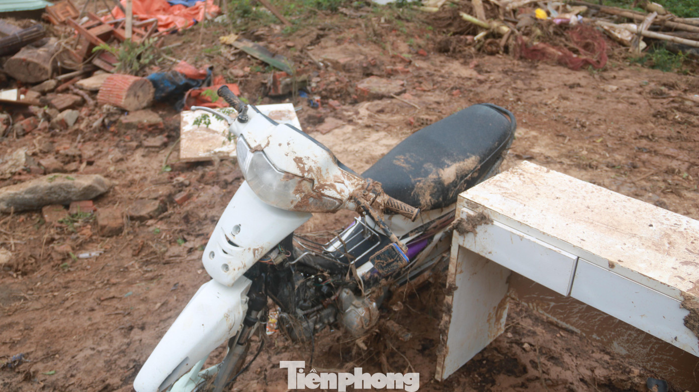 Tài sản của một gia đình ở xã Hòa Nhơn bị nước lũ cuốn trôi.