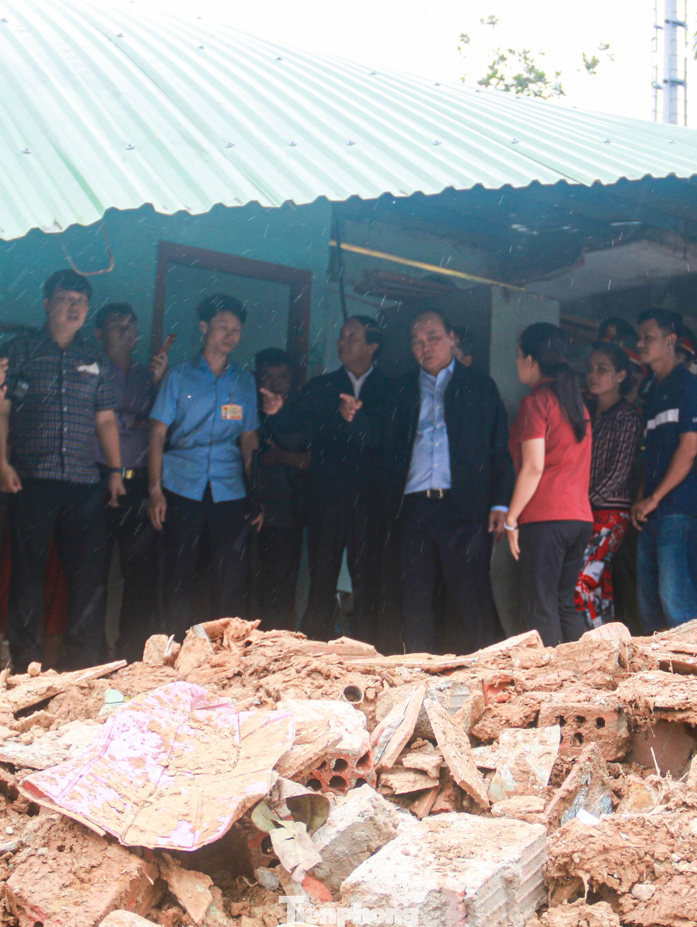 Sự cố vỡ đập Hố Dư do mưa lớn trong đêm 14/10 ảnh hưởng đến 165 hộ dân ở thôn Thạch Nham Đông. Nhà cửa đổ sập, tài sản bị lũ cuốn trôi sạch. Chủ tịch nước yêu cầu chính quyền địa phương, các sở, ngành cùng lực lượng quân đội cần tích cực hơn nữa, huy động thêm quân để giúp người dân vùng thiệt hại do mưa lũ nhanh chóng khắc phục thiệt hại, ổn định cuộc sống. Ảnh: Nguyễn Thành