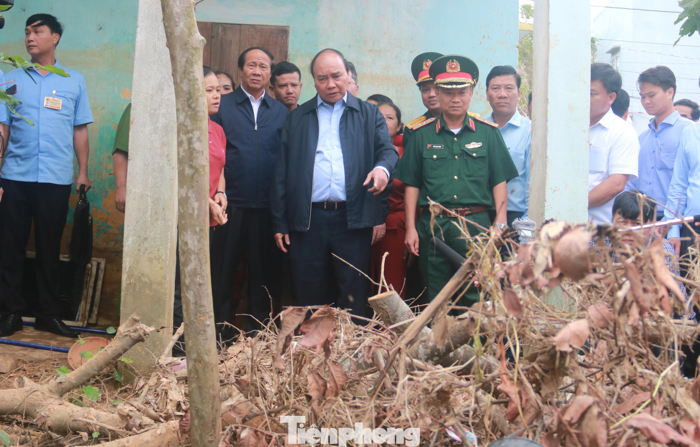 Chủ tịch nước nhắc nhở các ngành cần chú ý đến vấn đề môi trường sau mưa lũ để đảm bảo sức khoẻ cho người dân. Ảnh: Nguyễn Thành