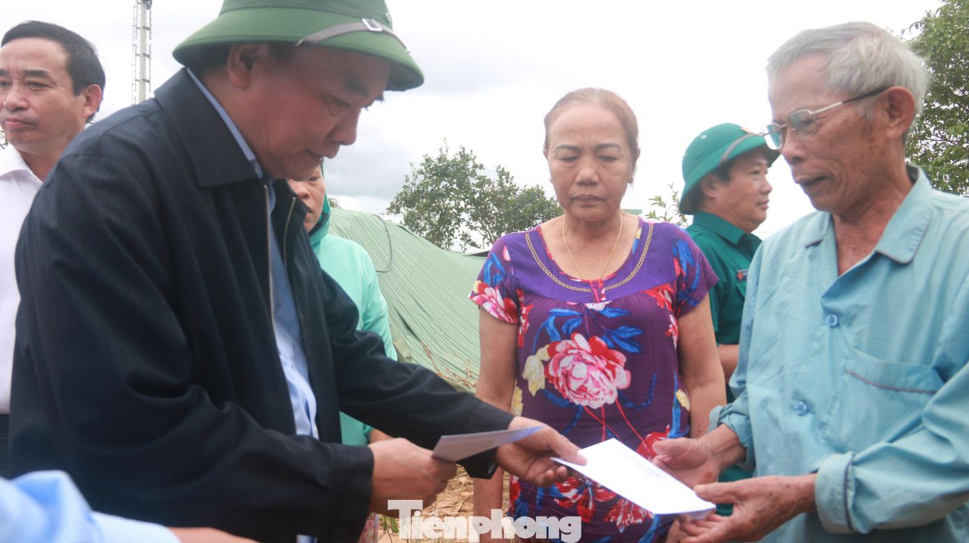 Chủ tịch nước cũng dành những phần quà động viên người dân khác của thôn Thạch Nham Đông bị ảnh hưởng do mưa lũ để sớm khắc phục thiệt hại, ổn định cuộc sống. Cùng ngày, Chủ tịch nước đã đến kiểm tra tình hình khắc phục tại quận Sơn Trà (TP Đà Nẵng). Ảnh: Nguyễn Thành