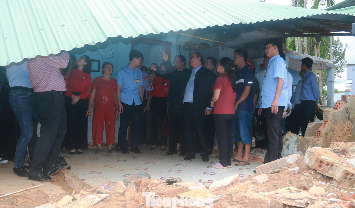 Bà Hoa cho biết: nước dữ lên nhanh rồi rút nhanh chỉ khoảng sau 30 phút, để lại đống đổ nát tan hoang. Nửa căn nhà của bà Hoa đổ sập, bờ rào dài mười mấy mét cũng chỉ còn là đống gạch vụn. Ảnh: Nguyễn Thành