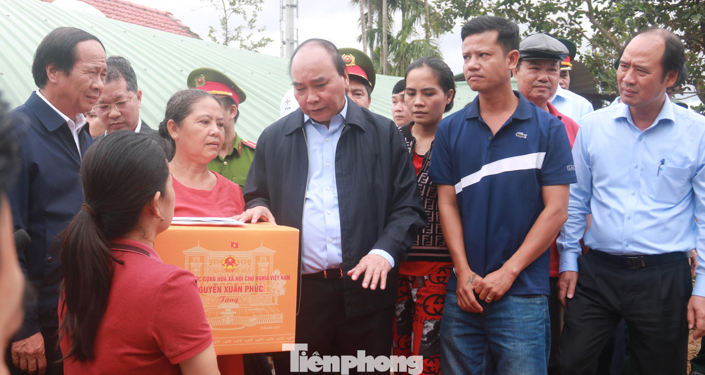 Chủ tịch nước tặng quà, động viên gia đình bà Đỗ Thị Thanh Hoa sớm vượt qua khó khăn, ổn định lại cuộc sống. Ảnh: Nguyễn Thành