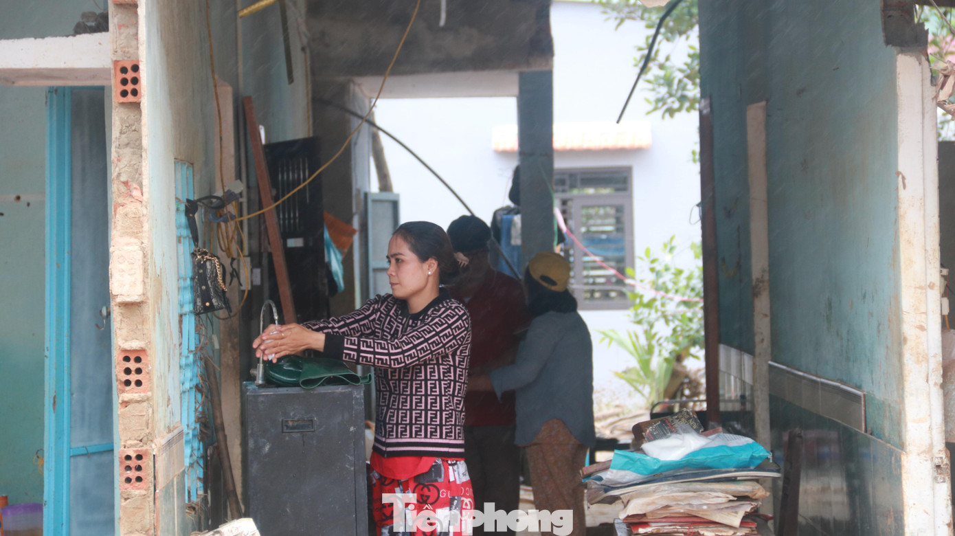 Chị Võ Thị Phương (trú thôn Thạch Nham Đông, xã Hòa Nhơn) trong căn nhà đã bị nước lũ cuốn sập, trôi sạch tài sản áo quần. "Bộ đồ vợ chồng đang mặc là của hàng xóm cho. Chứ nhà không còn gì. Trong mưa lũ, may mà 2 vợ chồng gửi mẹ và con nhà qua nhà hàng xóm kịp. Quay về nhà để cứu tài sản, nước lũ lên quá nhanh nên 2 vợ chồng phải leo nóc nhà ngồi cầu cứu. Lũ đi qua, gia đình trắng tay", chị Phương cho biết