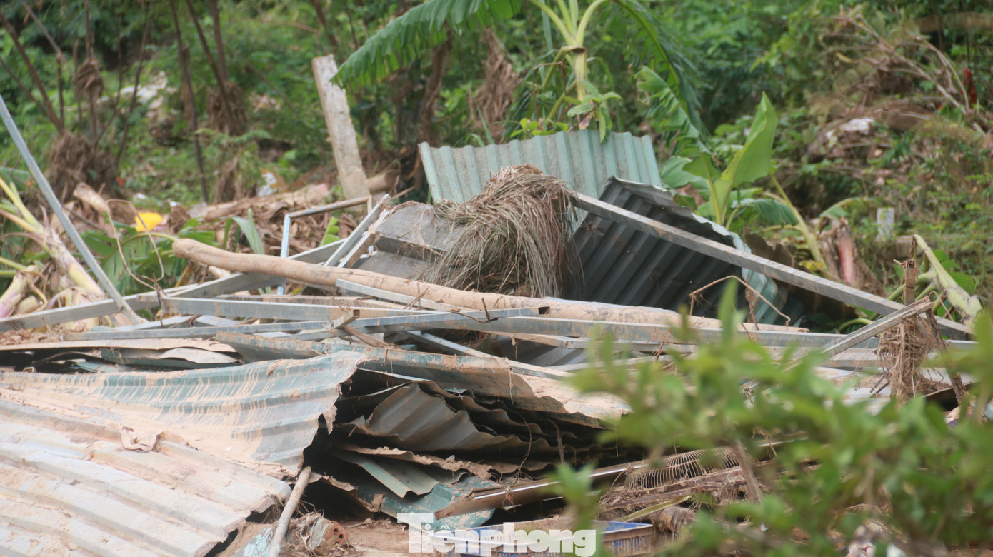 Theo thống kê, huyện Hòa Vang có 1 nhà sập hoàn toàn, 28 nhà sập một phần. Cùng với đó là hàng chục nhà dân sập công trình phụ, tường rào, cổng ngõ, sụt lún nền nhà... Việc thống kê thiệt hại đang được tiếp tục.