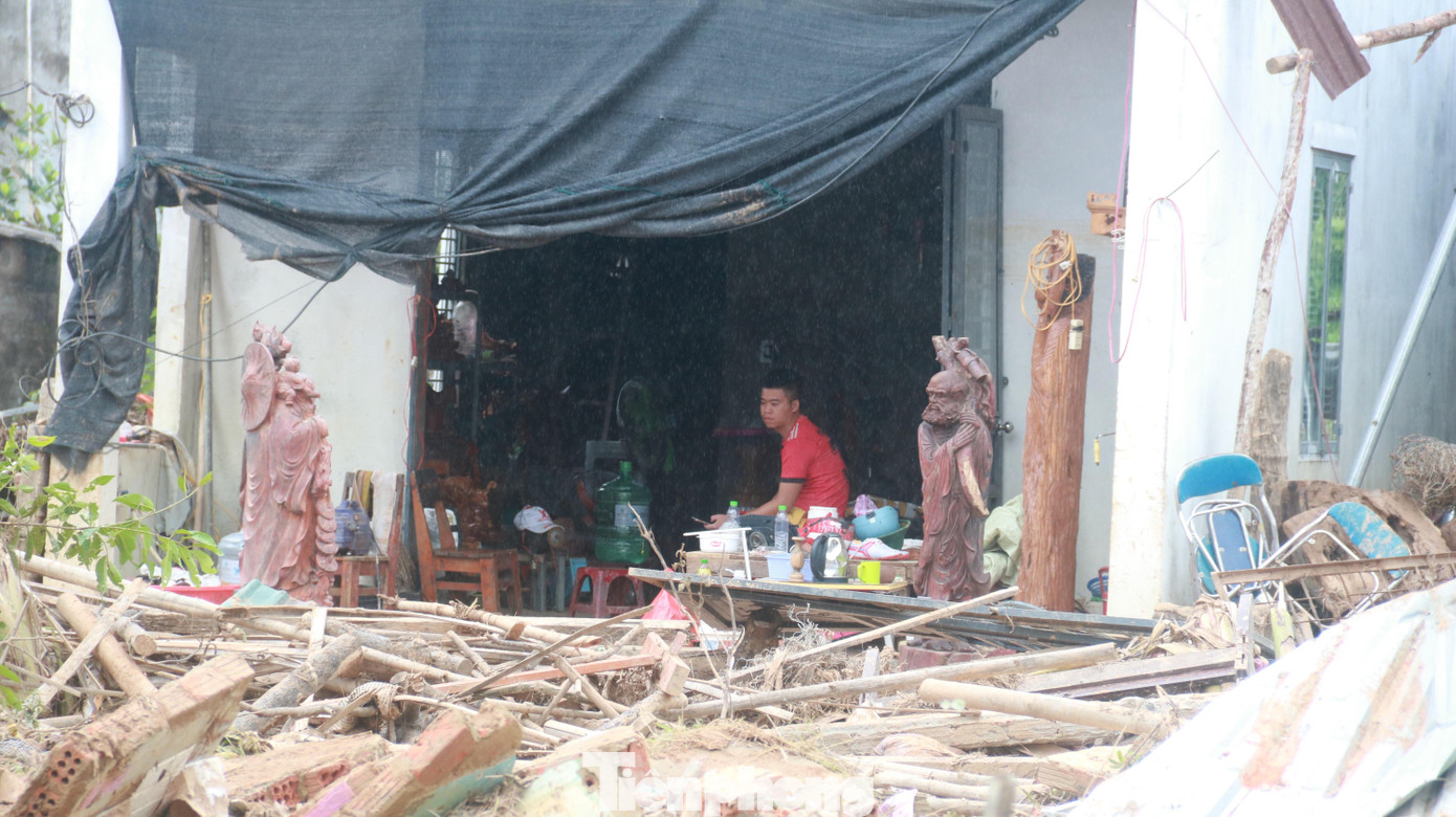 Một người dân thôn Thạch Nham Đông (xã Hòa Nhơn, Hoà Vang) thẫn thờ bên đống đổ nát sau trận mưa lũ lịch sử. Sau 4 ngày, việc khắc phục vẫn còn ngổn ngang. Ảnh: Nguyễn Thành