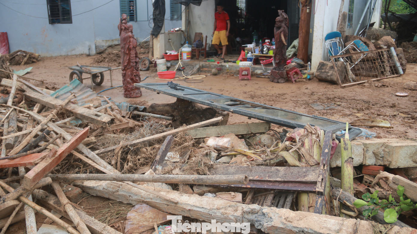 Nhiều người dân ở Hòa Vang gượng dậy sau mưa lũ với muôn vàn khó khăn, thiếu thốn, chưa biết đến bao giờ mới có thể ổn định lại cuộc sống.