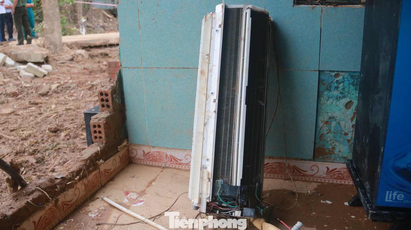 Máy điều hoà của một hộ dân ở Hòa Vang lắp trên tường cao cũng bị nước lũ cuốn trôi.