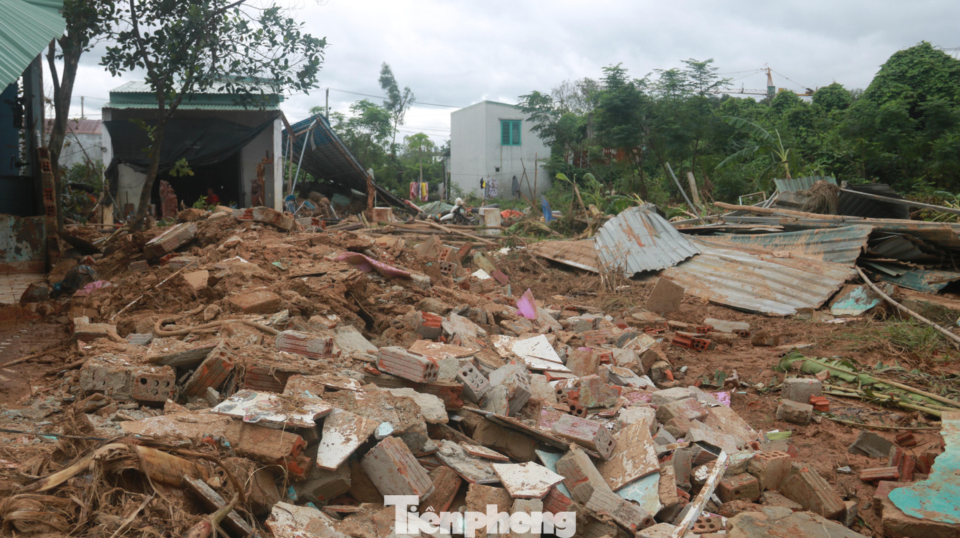 Một nhà dân bị nước lũ đổ sập nhà tại xã Hòa Nhơn.