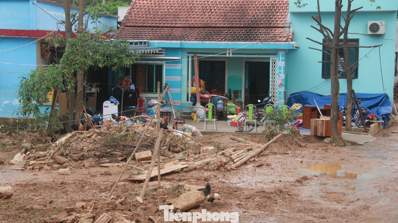 Nhiều nơi ở Hòa Vang người dân vẫn chưa thể ổn định lại cuộc sống sau mưa lũ.