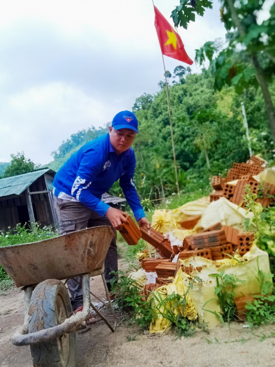 Anh Bùi Thế Anh (Bí thư Huyện Đoàn Nam Giang) trực tiếp tham gia xây dựng nhà cho cha con anh Gióng. &quot;Mái ấm biên cường là công trình thiết thực, ý nghĩa mà tuổi trẻ Nam Giang lập thành tích để chào mừng đại hội Đoàn các cấp, tiến tới đại Đoàn tỉnh Quảng Nam lần thứ 19. Công trình sẽ hoàn thành và bàn giao cho người dân trước mùa mưa. Đây là công trình thiết thực, nhằm phát huy vai trò của tuổi trẻ huyện Nam Giang trong đồng hành với địa phương trong xây dựng nông thôn mới, xoá nhà tạm. Đồng thời cũng góp phần tuyên truyền thanh niên đoàn viên trong việc chung tay bảo vệ, xây dựng biên giới, biên cương Tổ quốc&quot;, anh Anh cho biết.