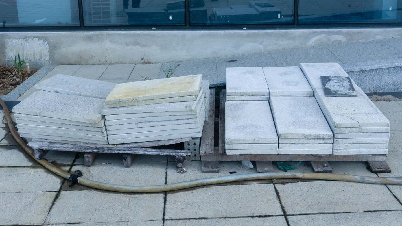 Gạch đá phục vụ thi công công trình chất đống dọc hành lang công trình. Trước đây, Đà Nẵng đã nhiều lần kêu gọi nhà đầu tư tham gia xây dựng dự án nhưng không thành công nên phải sử dụng ngân sách Nhà nước để đầu tư.