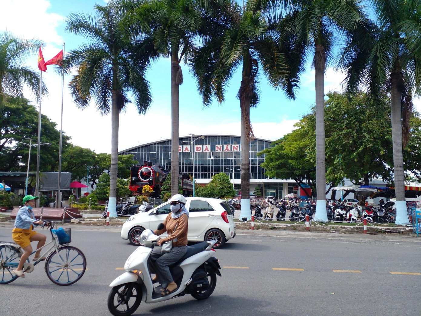 Ga đường sắt Đà Nẵng được xây dựng hơn 100 năm, hiện nằm giữa lòng đô thị với hàng loạt điểm giao cắt với đường bộ nội ô, tạo áp lực lớn về giao thông, môi trường, trật tự đô thị.