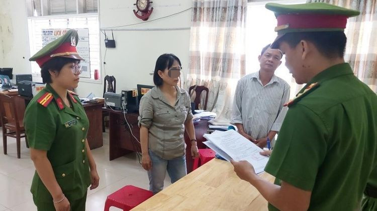 Cơ quan Công an thực hiện lệnh khởi tố đối với Nguyễn Thúy Hà. Cơ quan Công an thực hiện lệnh khởi tố đối với Nguyễn Thúy Hà.