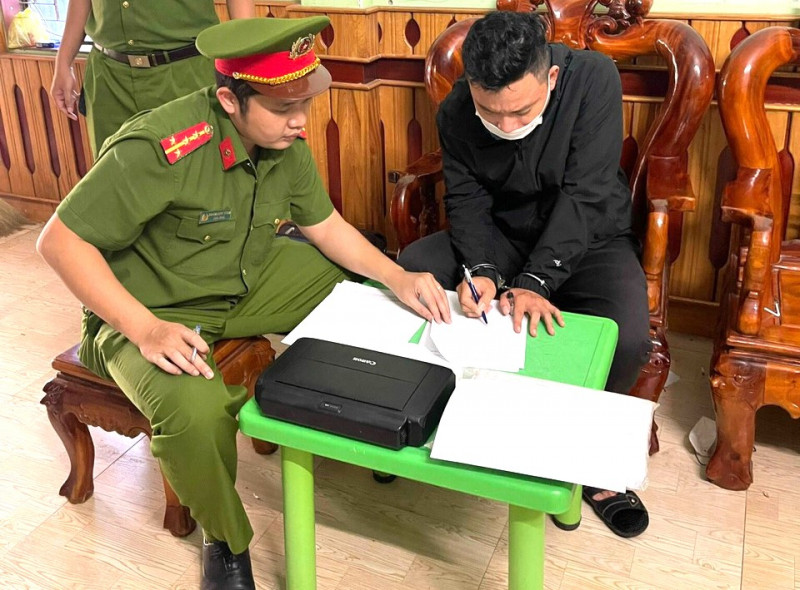 Cơ quan Công an bắt giữ đối tượng Lê Trọng Linh. Cơ quan Công an bắt giữ đối tượng Lê Trọng Linh.