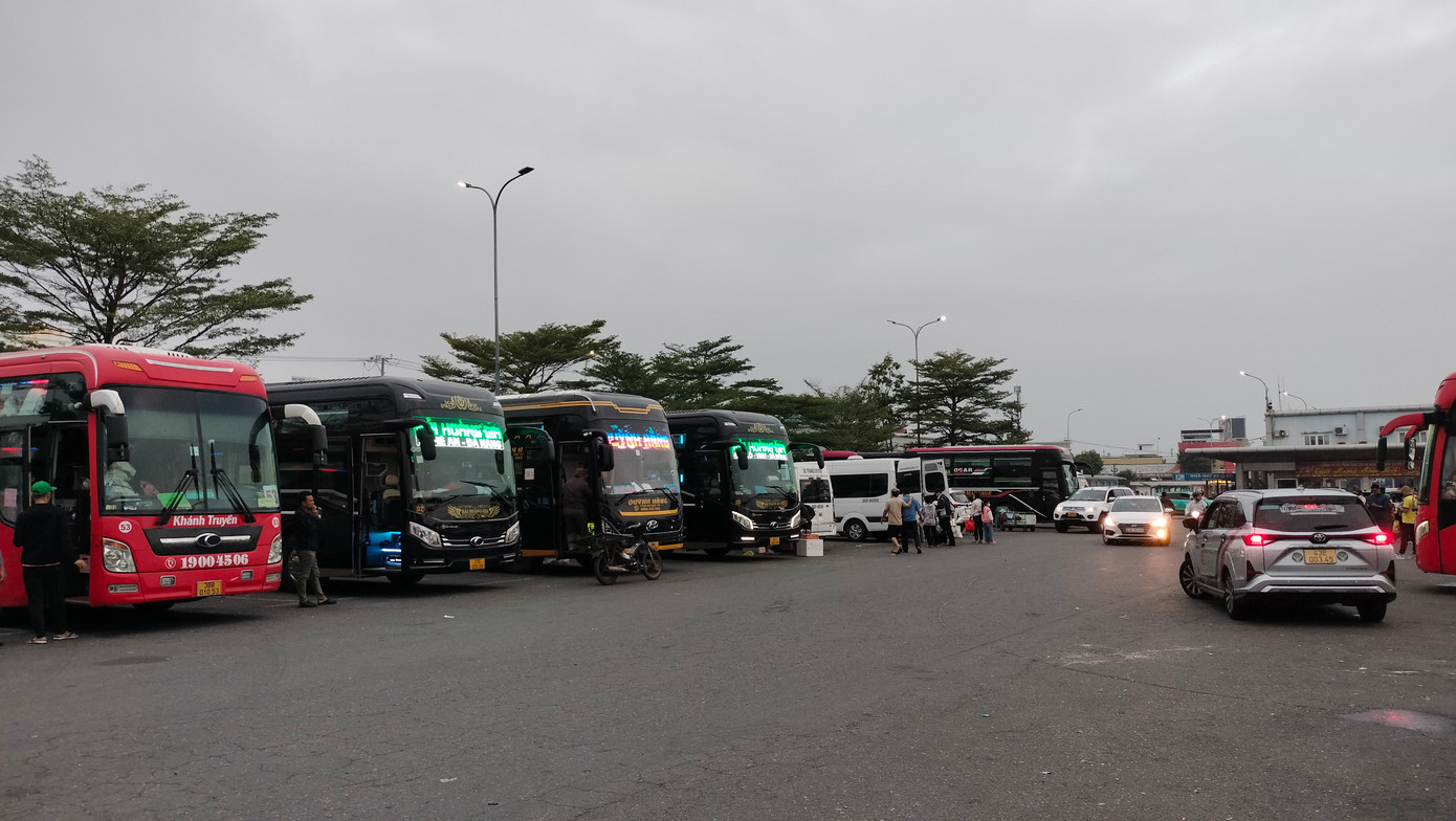 Đồng thời, sở GTVT TP Đà Nẵng cũng yêu cầu các đơn vị tăng cường bộ phận trực theo dõi an toàn giao thông qua thiết bị giám sát hành trình để cảnh báo, chấn chỉnh lái xe khi phát hiện lỗi.