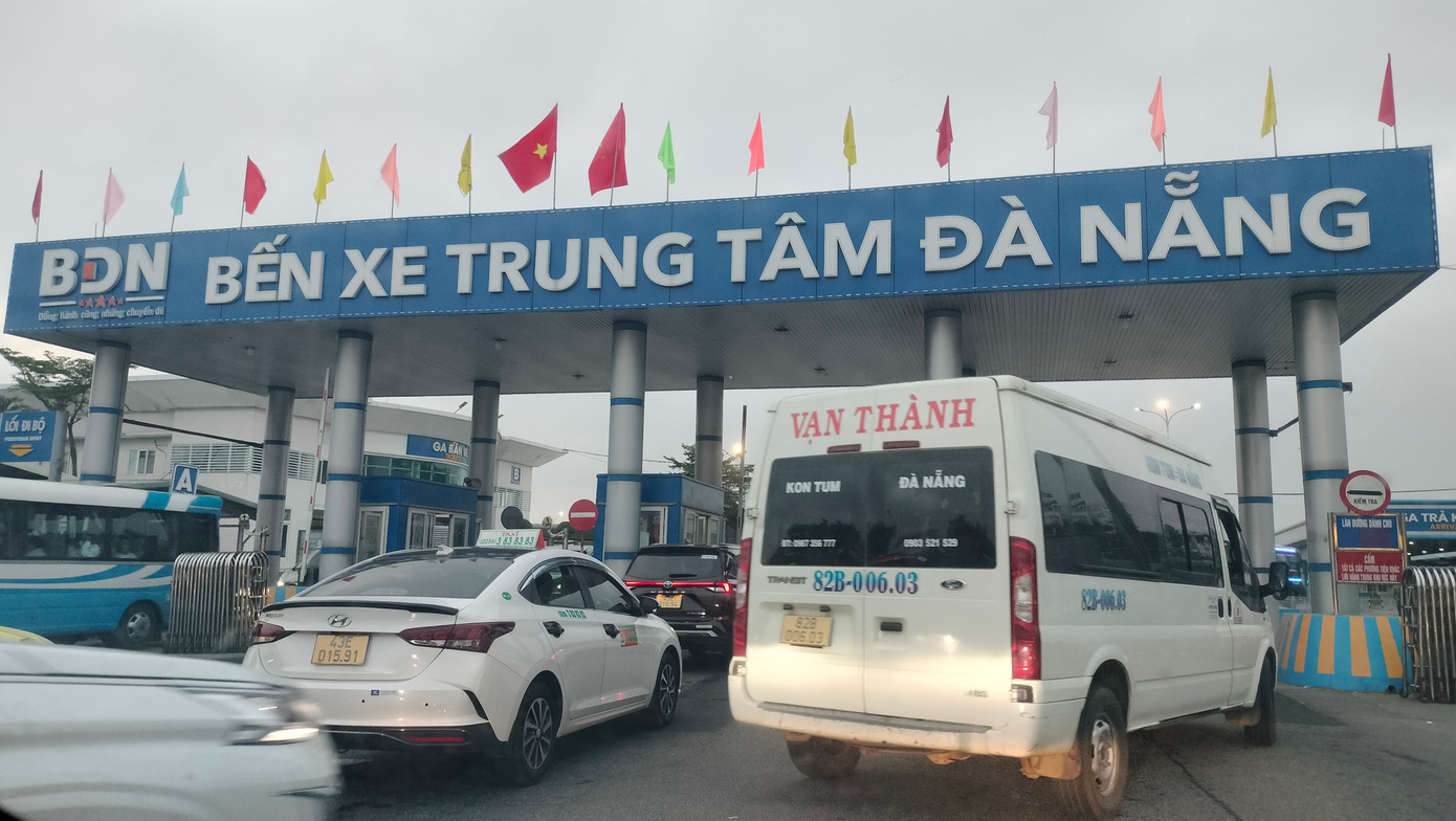Theo ghi nhận của phóng viên Tiền Phong, từ sáng sớm Bến xe trung tâm TP. Đà Nẵng chật cứng phương tiện ra, vào bến đến đón, trả khách.