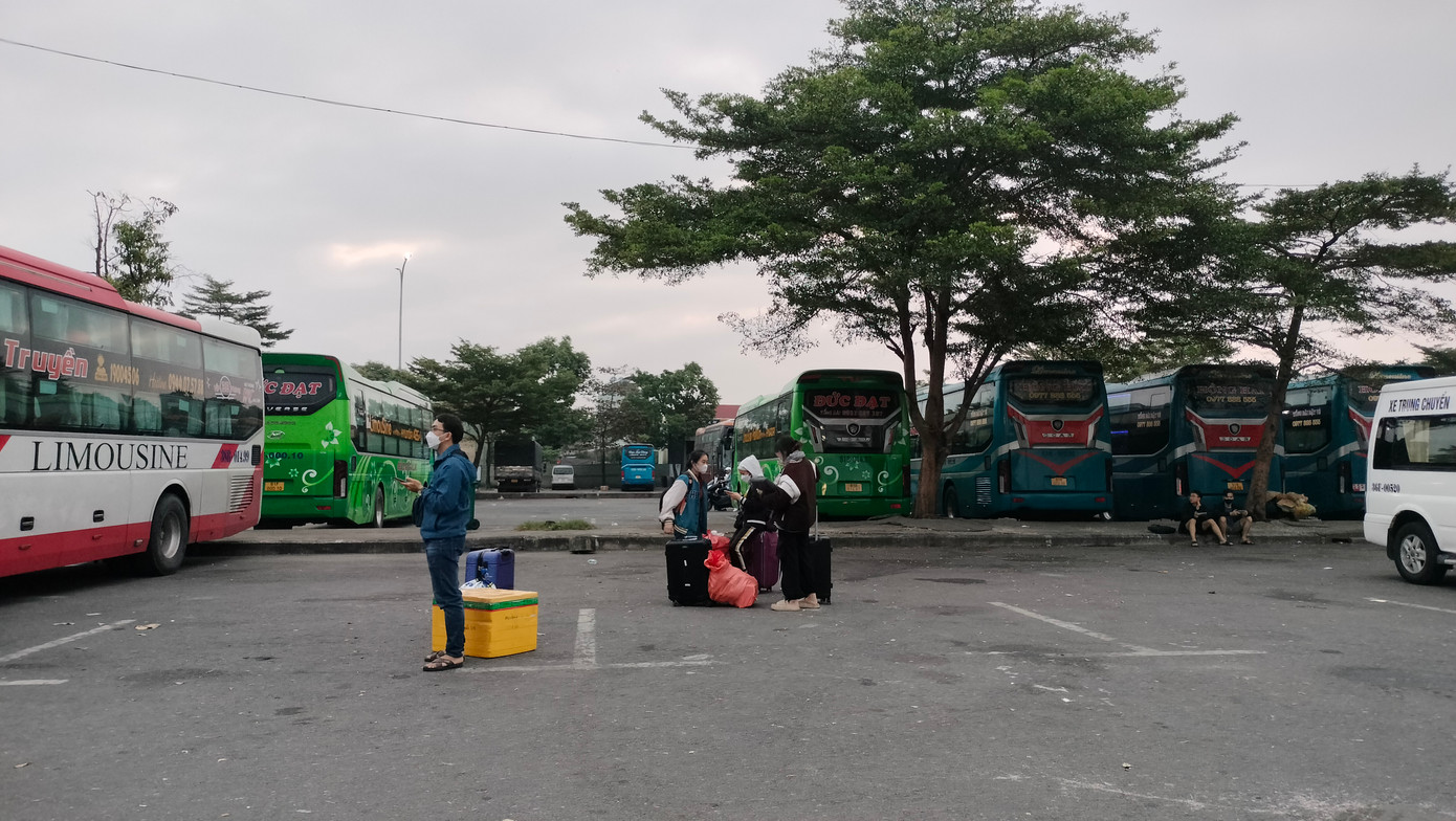 Đông đảo hành khách trên các chuyến xe là học sinh, sinh viên các trường trên địa bàn.