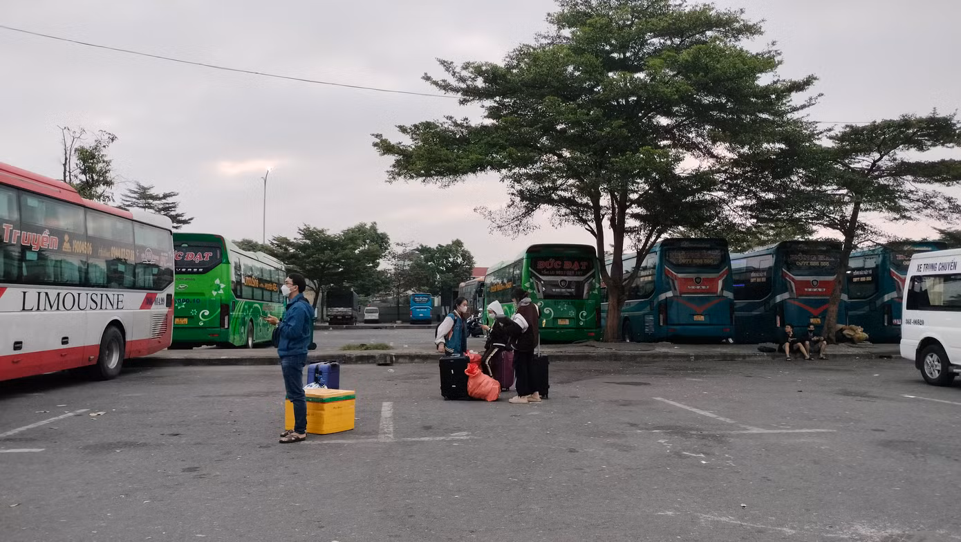 Đông đảo hành khách trên các chuyến xe là học sinh, sinh viên các trường trên địa bàn.