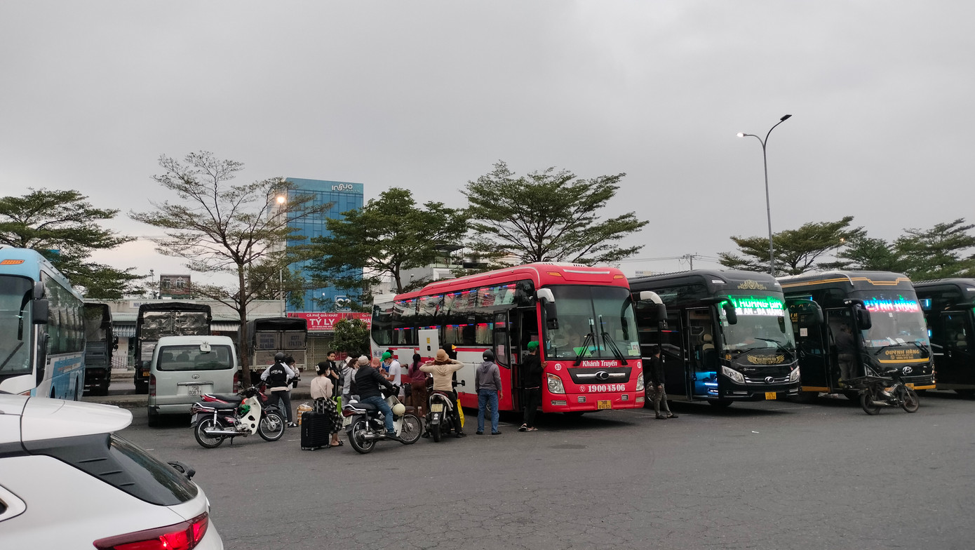 Các xe khách trả đón khách bên trong bến trật tự, đúng địa điểm khu vực quy định.