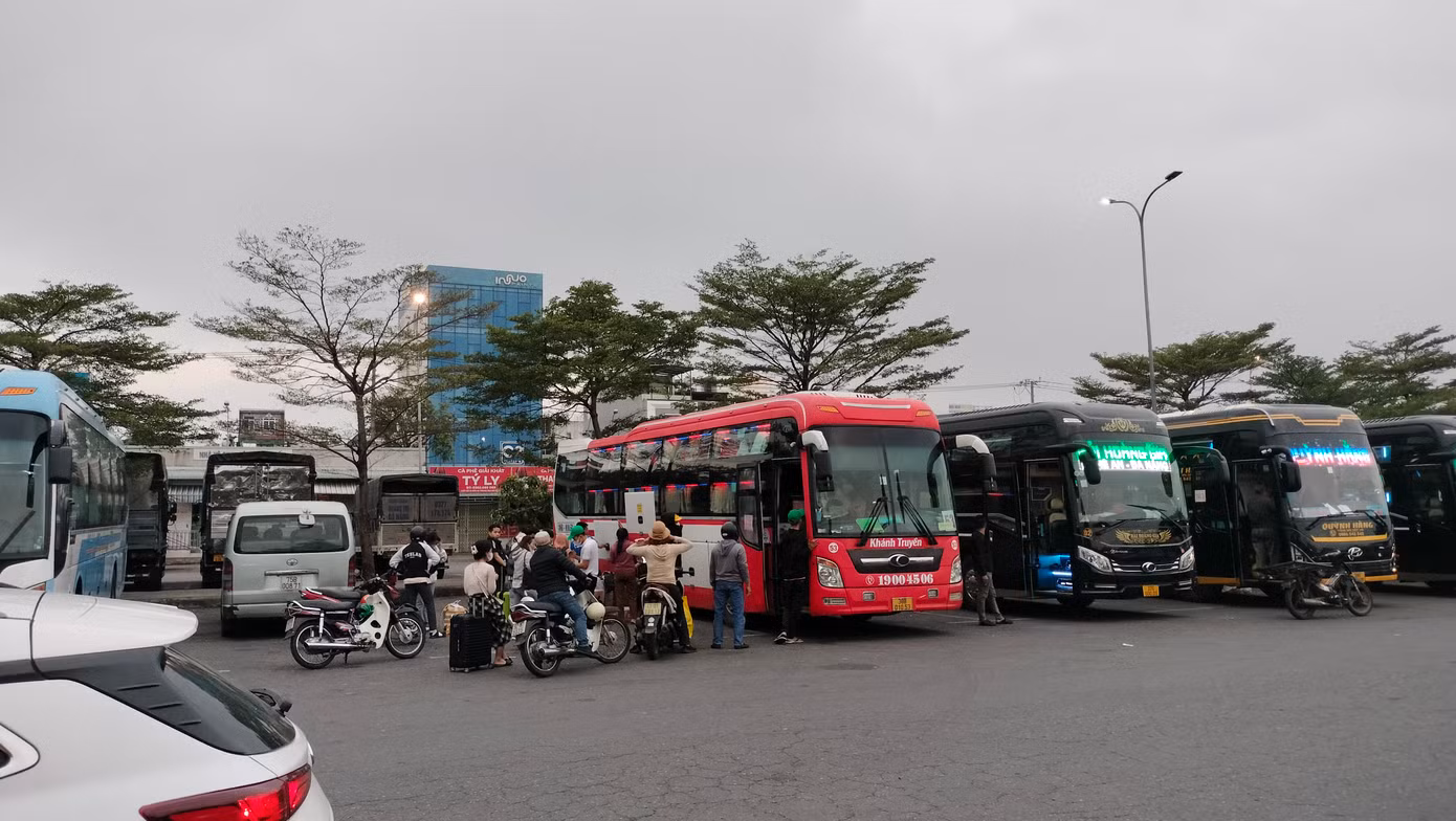 Các xe khách trả đón khách bên trong bến trật tự, đúng địa điểm khu vực quy định.