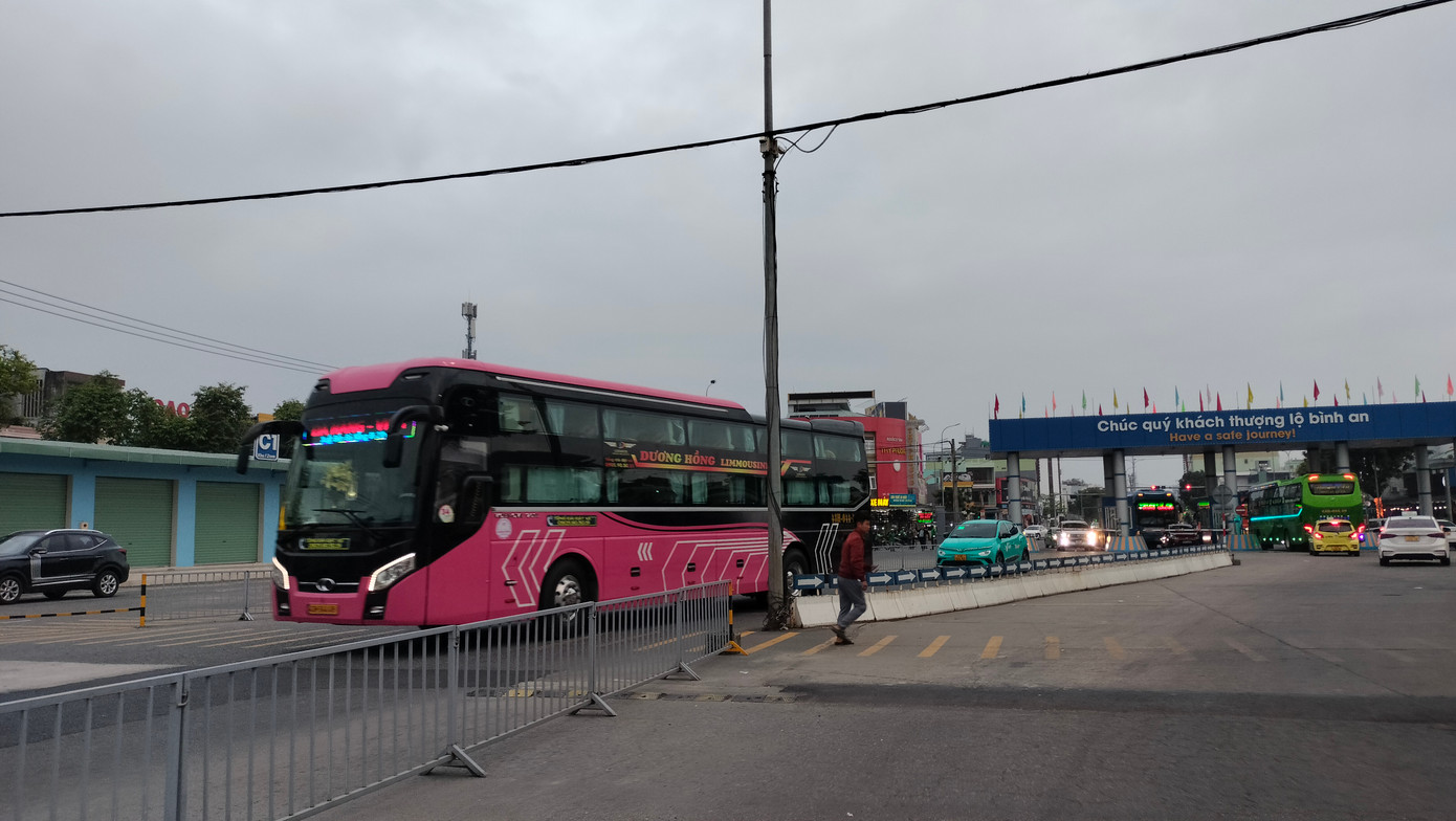 Các xe khách từ các tỉnh phía Bắc, khu vực Tây Nguyên luôn đầy khách. Một lượng lớn là công nhân, người lao động và học sinh sinh viên trở lại Đà Nẵng để làm việc, học tập sau kỳ nghỉ Tết kéo dài.