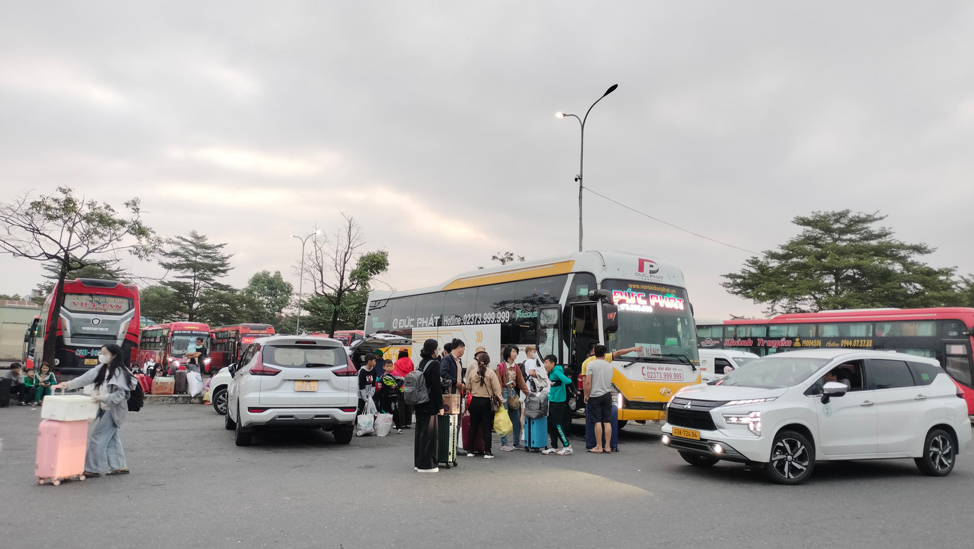 Theo Sở GTVT TP. Đà Nẵng, để phục vụ tốt nhu cầu đi lại của người dân sau Tết, Sở đã yêu cầu bến xe, các đơn vị kinh doanh vận tải bố trí phương tiện bảo đảm điều kiện an toàn, nhân viên phục vụ, lái xe đầy đủ.