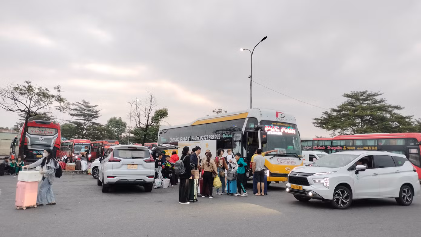 Theo Sở GTVT TP. Đà Nẵng, để phục vụ tốt nhu cầu đi lại của người dân sau Tết, Sở đã yêu cầu bến xe, các đơn vị kinh doanh vận tải bố trí phương tiện bảo đảm điều kiện an toàn, nhân viên phục vụ, lái xe đầy đủ.