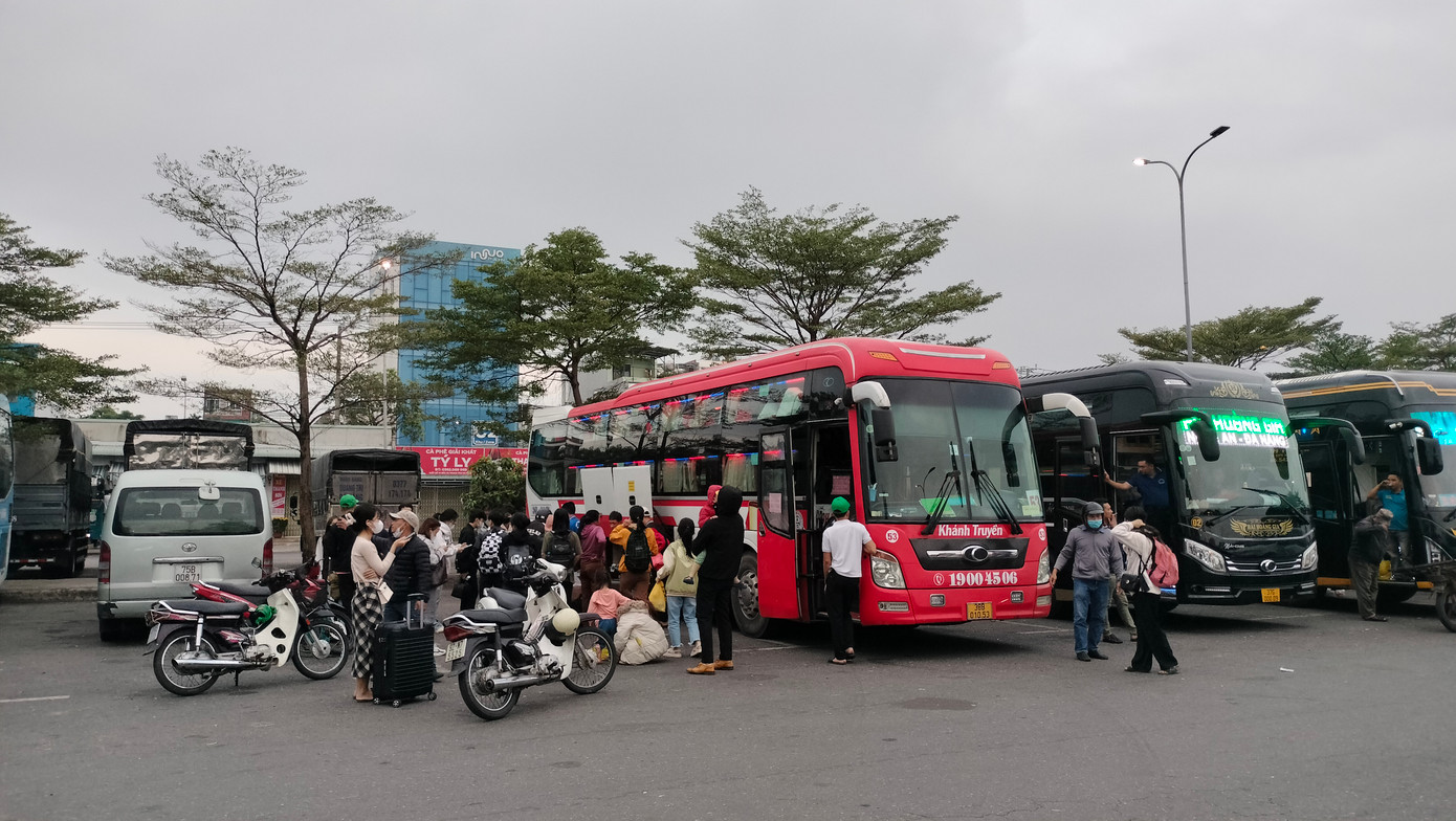 Bên trong bến xe nhộn nhịp người xuống xe