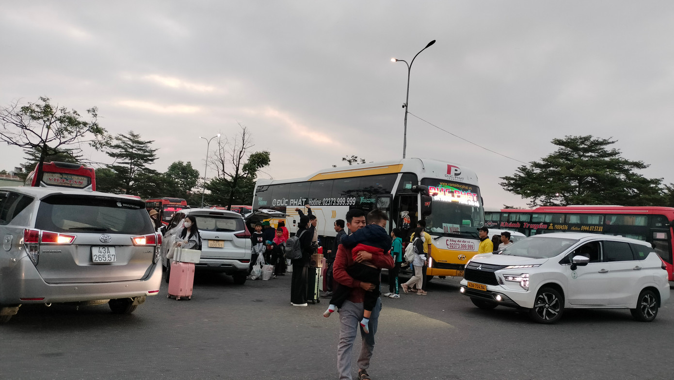 Anh Nguyễn Mạnh Tường (39 tuổi, quê ở Nghệ An), cho biết: Theo lịch công ty anh bắt đầu làm việc từ ngày 15/2 tức mùng 6 Tết. Nhưng do 2 ngày làm việc trong tuần sẽ trùng vào thứ 5 và thứ 6 nên anh đã xin phép công ty làm việc online để được nghỉ đến hết tuần bên gia đình trước khi quay lại thành phố.