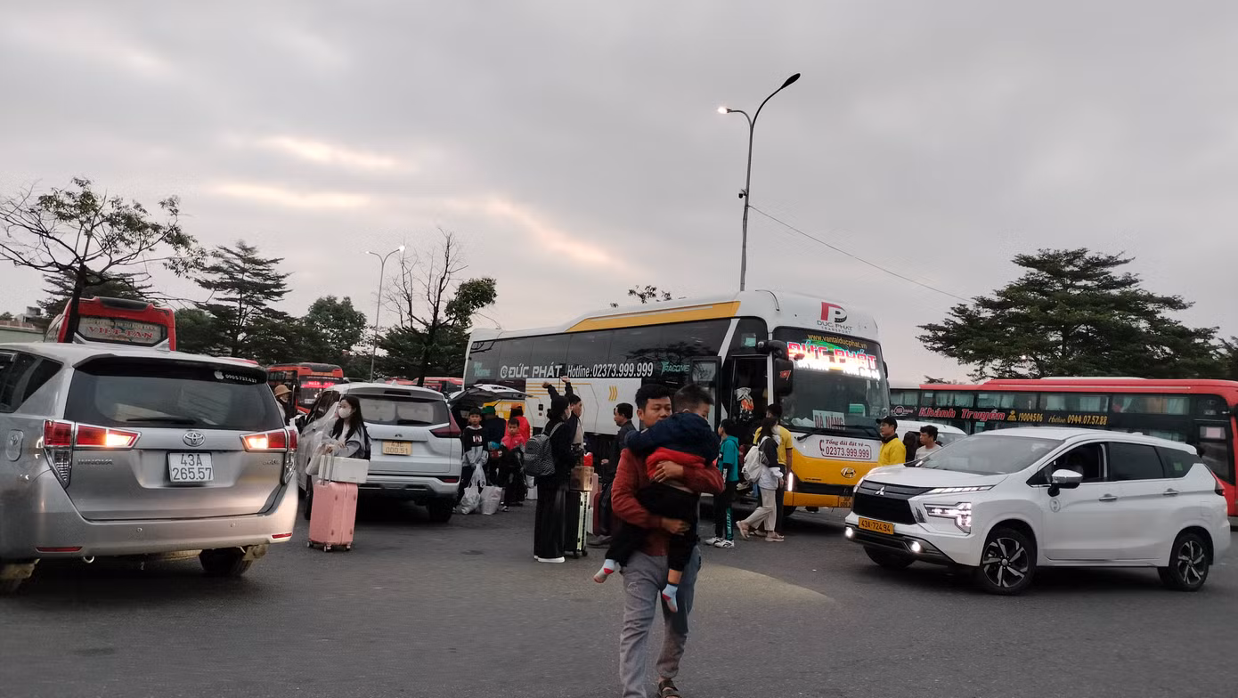 Anh Nguyễn Mạnh Tường (39 tuổi, quê ở Nghệ An), cho biết: Theo lịch công ty anh bắt đầu làm việc từ ngày 15/2 tức mùng 6 Tết. Nhưng do 2 ngày làm việc trong tuần sẽ trùng vào thứ 5 và thứ 6 nên anh đã xin phép công ty làm việc online để được nghỉ đến hết tuần bên gia đình trước khi quay lại thành phố.