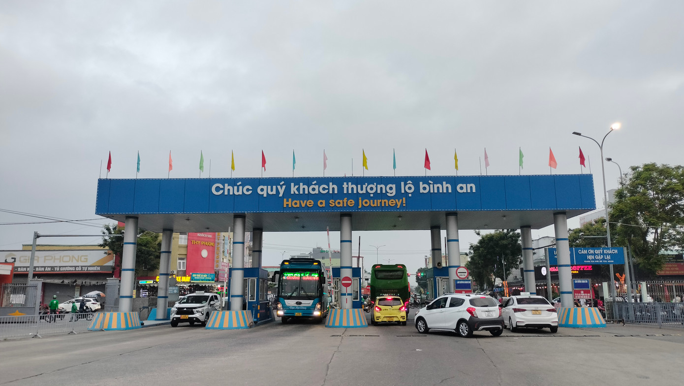 Cao điểm vào khoảng 4 - 6h có hàng trăm lượt nối đuôi nhau vào bến xe.