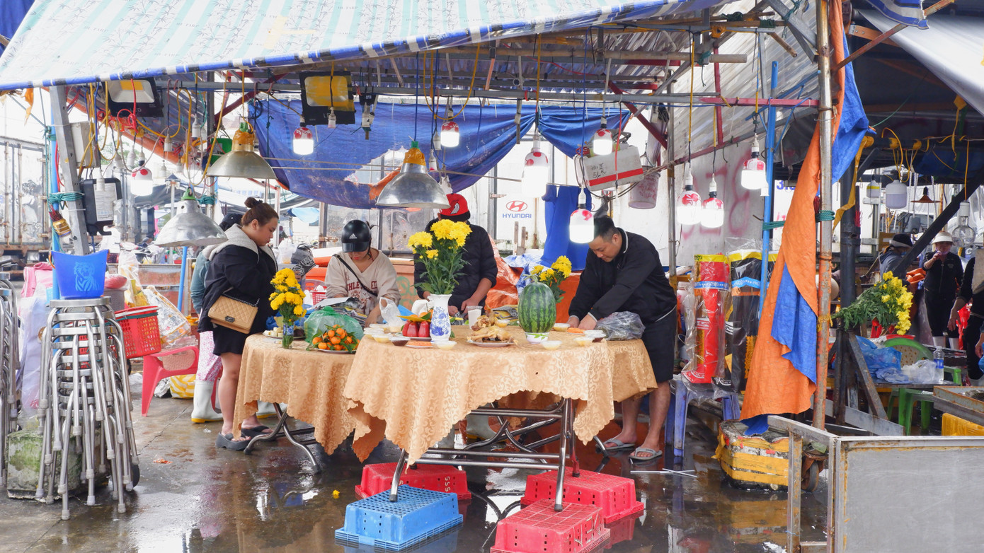 Dịp cuối năm, nhiều tiểu thương, chủ tàu cá tổ chức cúng Tất niên ngay cảng cá Thọ Quang để tạ lễ thần linh và cầu mong năm mới thuận lợi để đánh bắt, buôn bán hải sản.