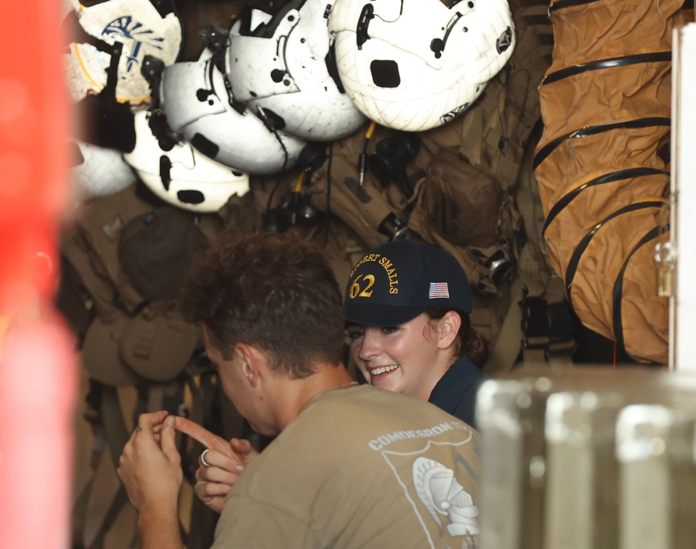Nữ thủy thủ tàu tuần dương USS Robert Smalls (CG-62) trao đổi nghiệp vụ cùng đồng nghiệp bên trong khoang máy. Ảnh: Như Ý.