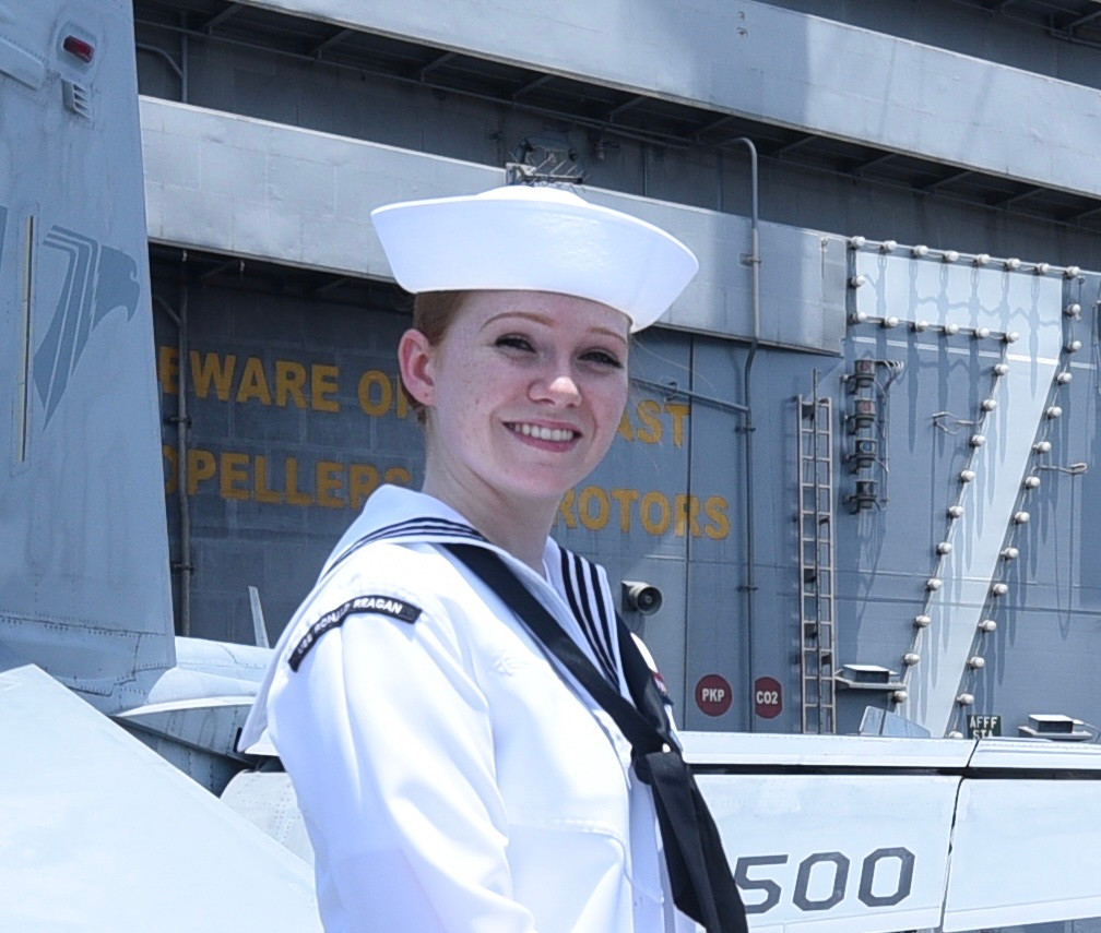 Nụ cười thân thiện chào mừng khách tham quan của một nữ thủy thủ tàu sân bay USS Ronald Reagan. Ảnh: Như Ý