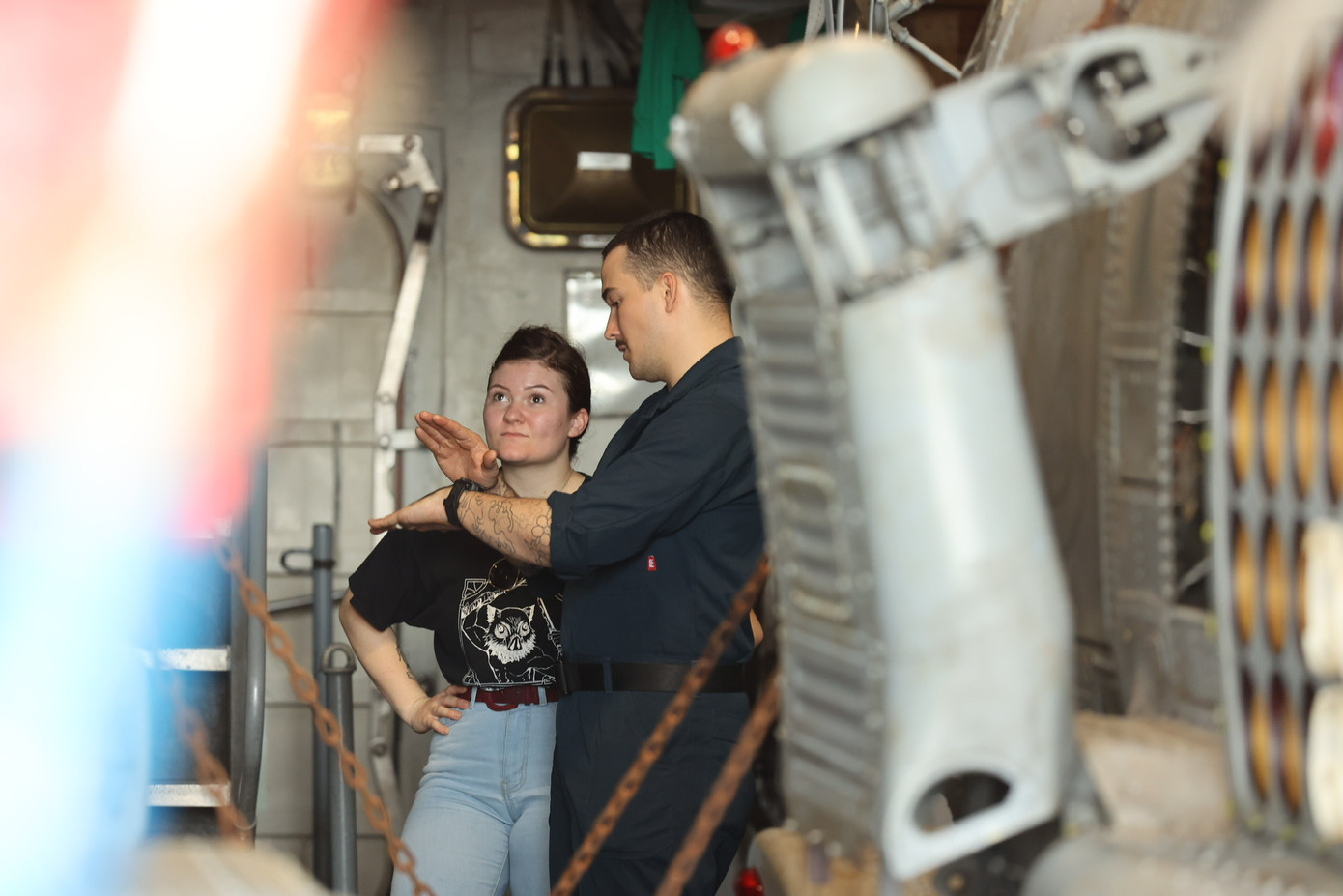 Đi cùng tàu sân bay USS Ronald Reagan còn có tàu tuần dương USS Robert Smalls (CG-62) và tàu USS Antietam (CG-54). Trong biên chế 2 tàu này cũng có những bóng hồng xinh đẹp. Ảnh: Như Ý