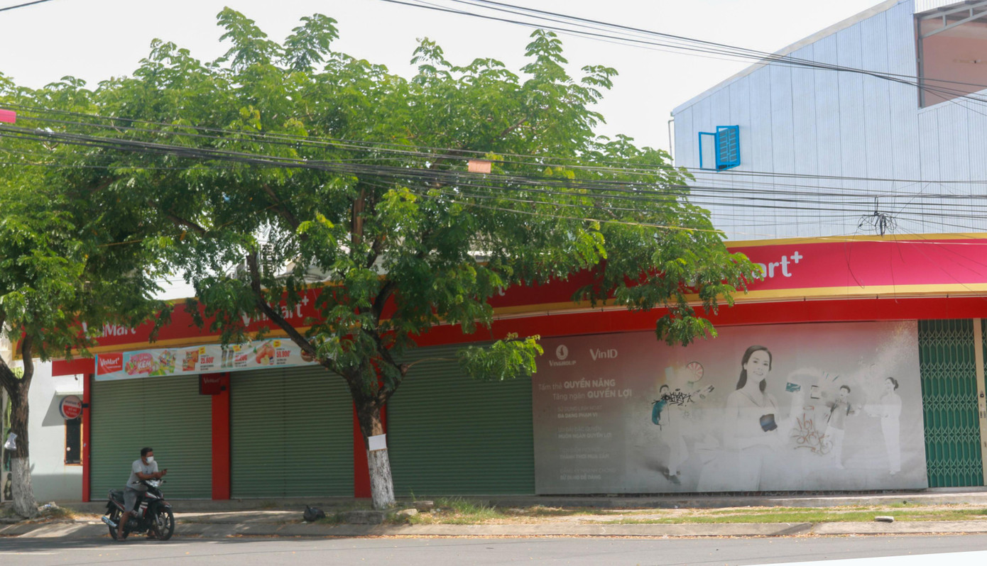 Một siêu thị bên trong phường Nại Hiên Đông phải đóng cửa do liên quan đến ca mắc COVID-19. Trong khi đó, chợ Nại Hiên Đông đã được tạm dừng hoạt động để phòng chống dịch COVID-19.