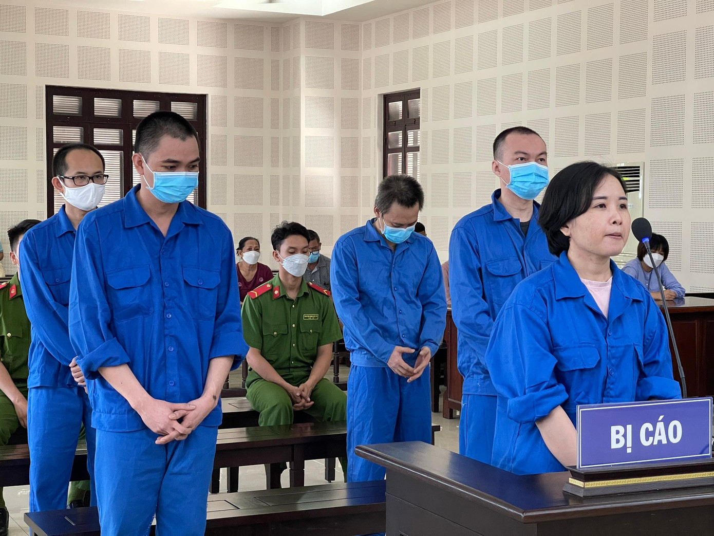 Các bị cáo tại phiên toà. Ảnh: T.C Các bị cáo tại phiên toà. Ảnh: T.C