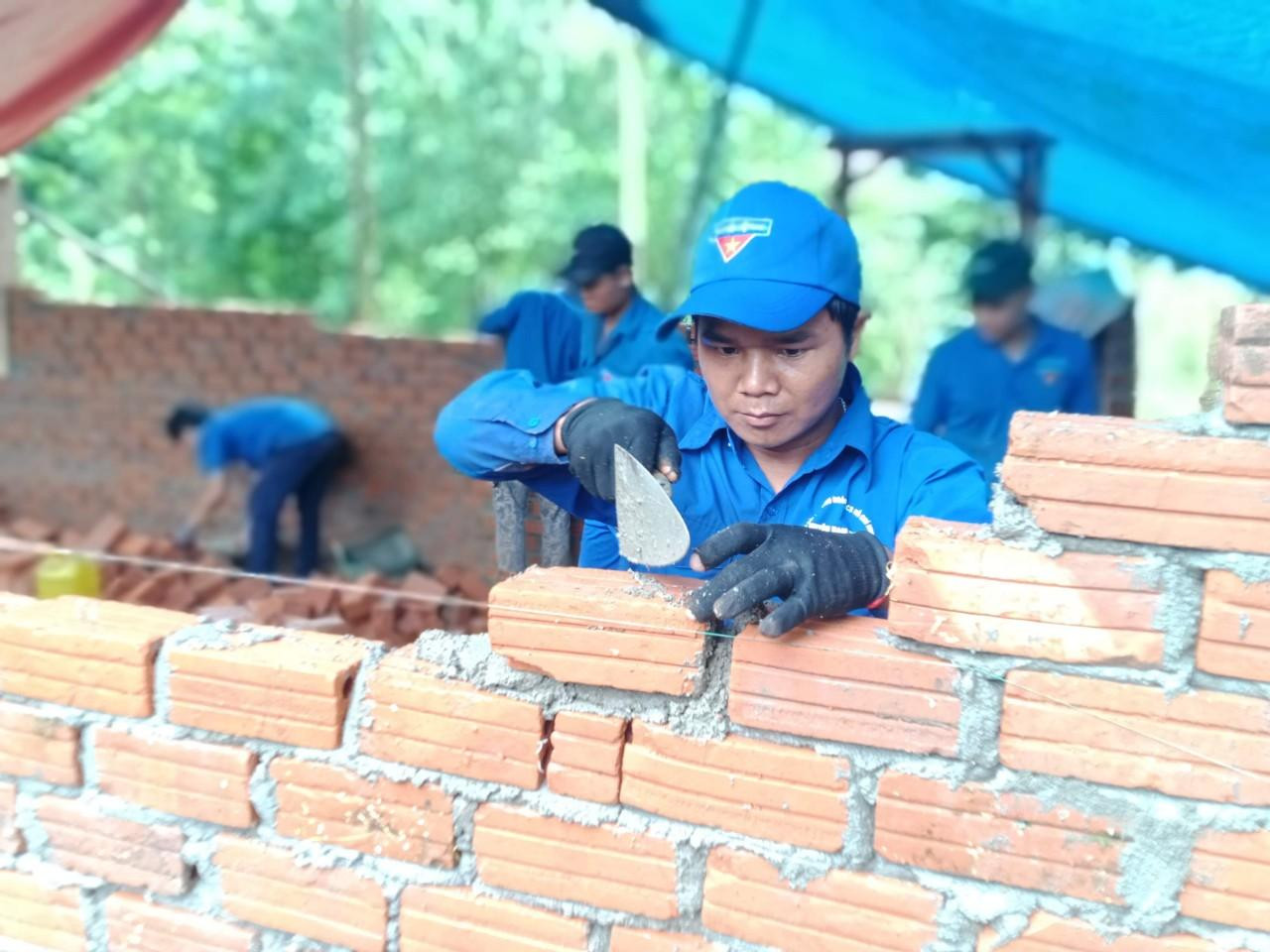 Qua 4 đợt băng rừng, lội suối để vận chuyển vật liệu, làm móng nhà, đến nay đã hoàn thành ngôi nhà nơi biên cương cho hộ gia đình khó khăn. Dự kiến trong tuần tới sẽ hoàn thiện phần thô và bàn giao cho gia đình anh Gióng.