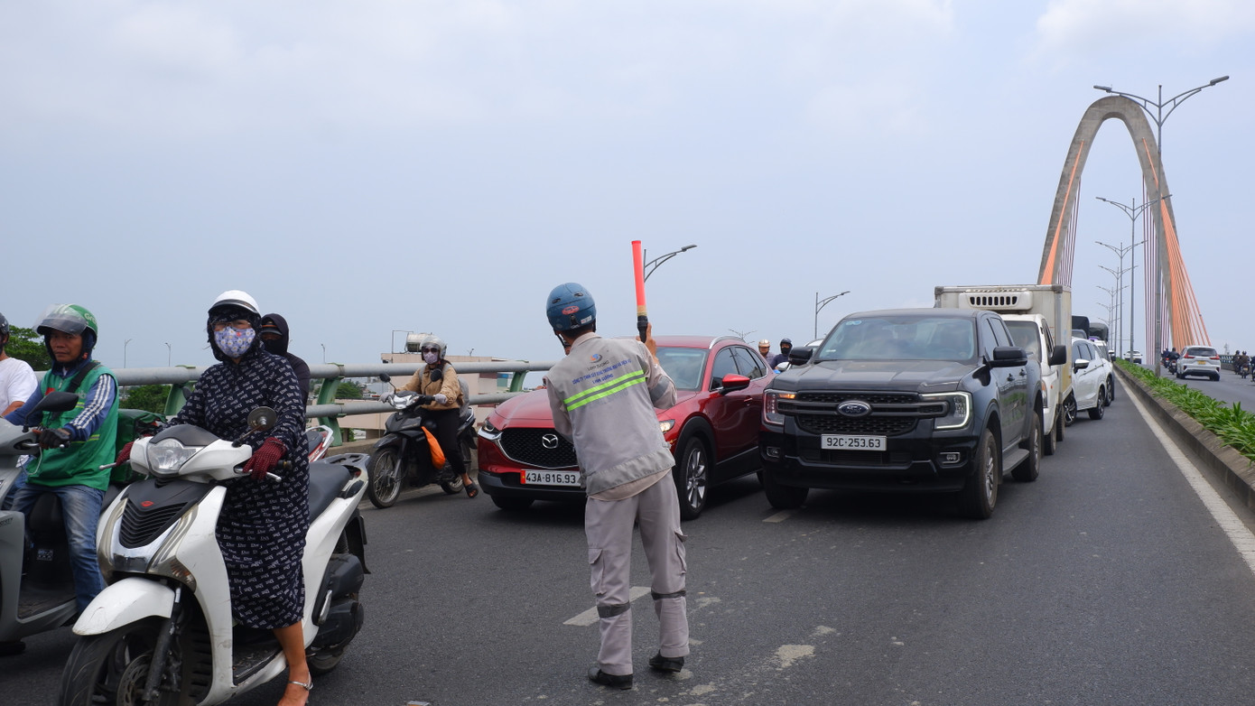 Vụ tai nạn làm giao thông trên cầu vượt Ngã Ba Huế bị ùn tắc cục bộ.