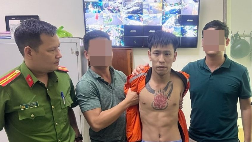 Đối tượng Lê Đình Hải bị công an bắt giữ. Đối tượng Lê Đình Hải bị công an bắt giữ.