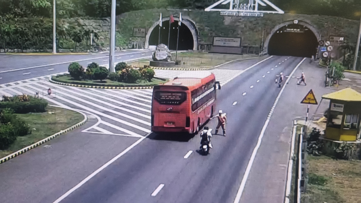 Bất chấp nguy hiểm và sự ngăn chặn của lực lượng kiểm soát, các phương tiện xe máy vẫn cố tình đi vào hầm đường bộ Hải Vân.