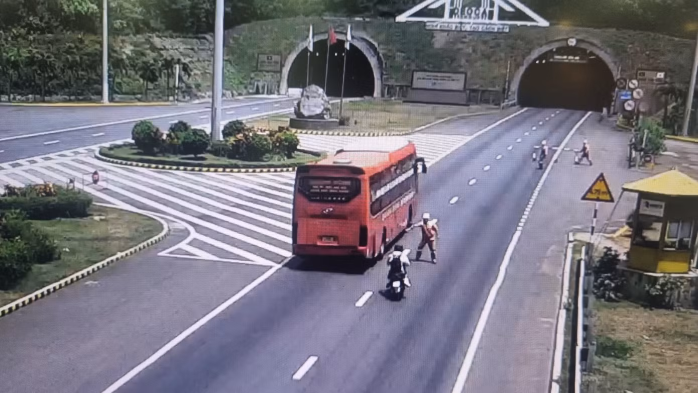Bất chấp nguy hiểm và sự ngăn chặn của lực lượng kiểm soát, các phương tiện xe máy vẫn cố tình đi vào hầm đường bộ Hải Vân.
