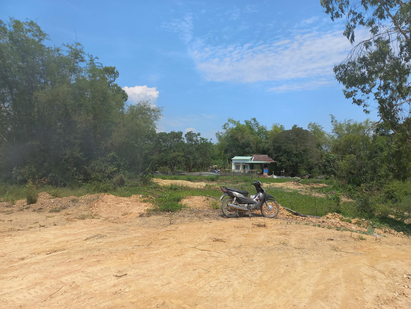 Ban Quản lý dự án đầu tư xây dựng các công trình giao thông Đà Nẵng (đơn vị chủ đầu tư kiêm quản lý dự án), cho biết: Tuyến đường ven sông đi qua đi qua 2 phường Hòa Thọ Tây, Hòa Thọ Đông (quận Cẩm Lệ) và 2 xã Hòa Châu, Hòa Nhơn (huyện Hòa Vang) sau gần 4 năm đến nay chỉ mới đạt 60% giá trị hợp đồng. Toàn tuyến vẫn còn khoảng hơn 2,1km chưa có mặt bằng để thi công, nhiều hồ sơ nhà, đất chưa giải quyết nên dự án tiếp tục chậm so tiến độ đề ra. Ban Quản lý dự án đầu tư xây dựng các công trình giao thông Đà Nẵng (đơn vị chủ đầu tư kiêm quản lý dự án), cho biết: Tuyến đường ven sông đi qua đi qua 2 phường Hòa Thọ Tây, Hòa Thọ Đông (quận Cẩm Lệ) và 2 xã Hòa Châu, Hòa Nhơn (huyện Hòa Vang) sau gần 4 năm đến nay chỉ mới đạt 60% giá trị hợp đồng. Toàn tuyến vẫn còn khoảng hơn 2,1km chưa có mặt bằng để thi công, nhiều hồ sơ nhà, đất chưa giải quyết nên dự án tiếp tục chậm so tiến độ đề ra.