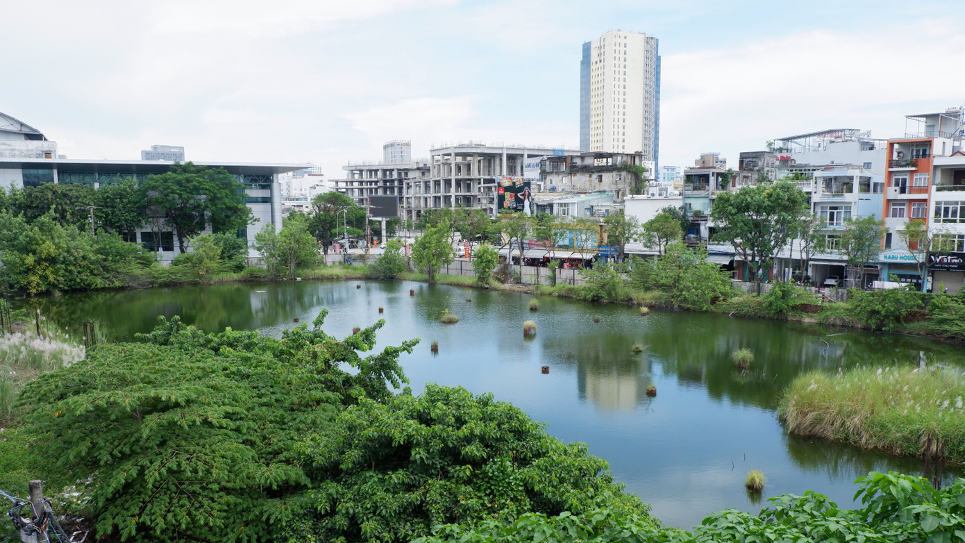 Các dự án bỏ hoang ở trung tâm Đà Nẵng gây mất mỹ quan đô thị, cử tri bức xúc.