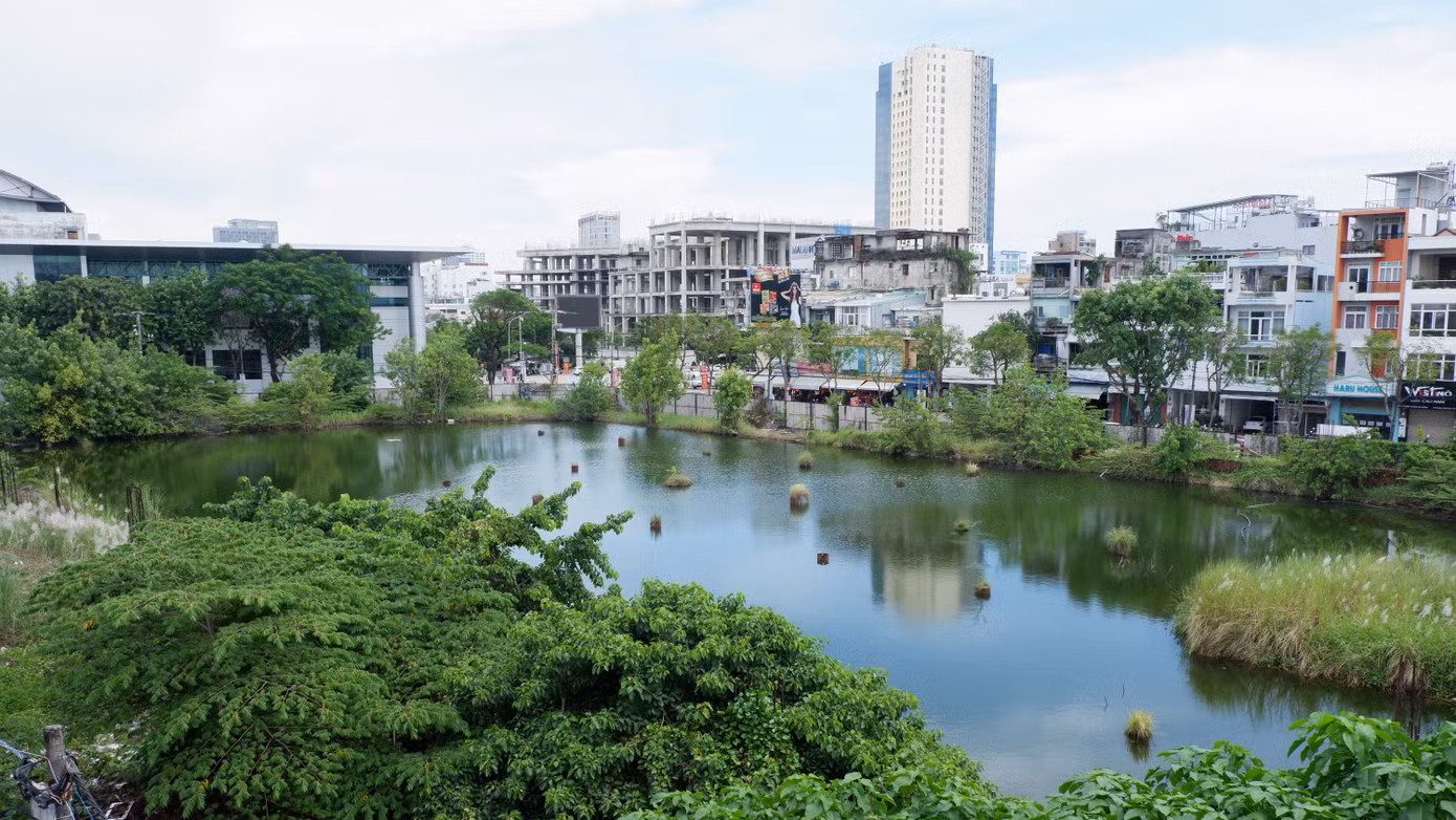 Các dự án bỏ hoang ở trung tâm Đà Nẵng gây mất mỹ quan đô thị, cử tri bức xúc. Các dự án bỏ hoang ở trung tâm Đà Nẵng gây mất mỹ quan đô thị, cử tri bức xúc.