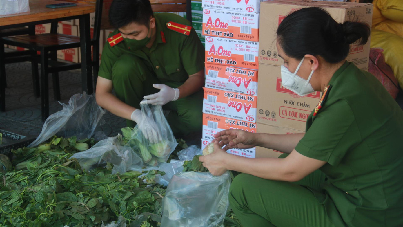 Đặc biệt, mặt hàng rau xanh được công an TP Đà Nẵng hỗ trợ miễn phí.