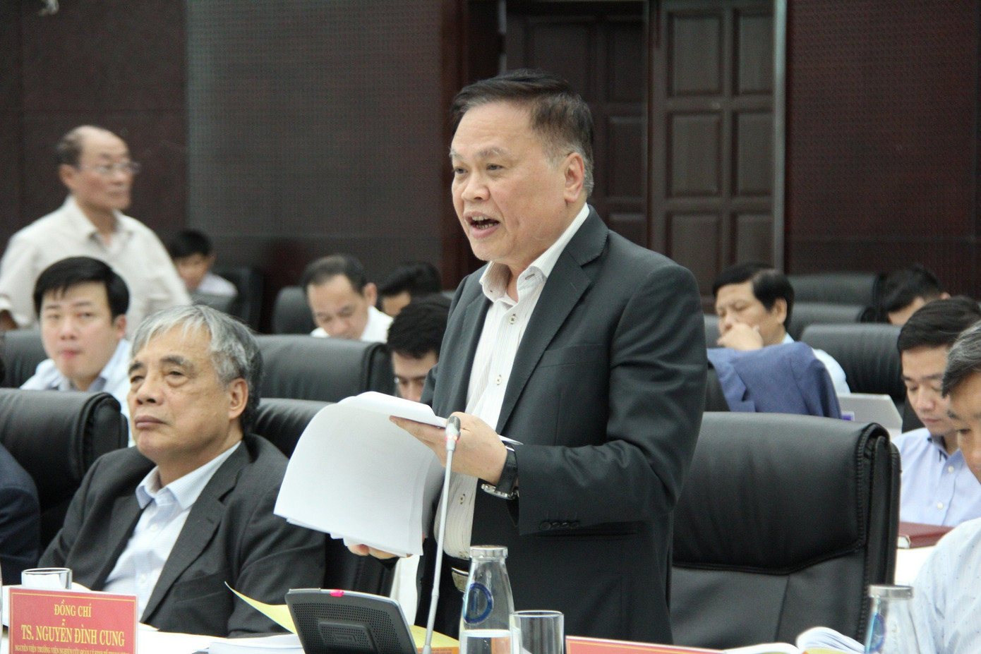 T.S Nguyễn Đình Cung – nguyên Viện trưởng Viện nghiên cứu quản lý kinh tế Trung ương, phát biểu tại hội nghị.